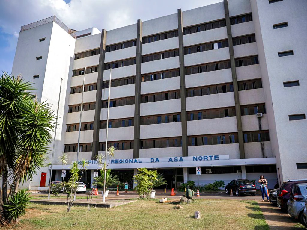 Fachada de prédio retangular e de mais de 5 andares